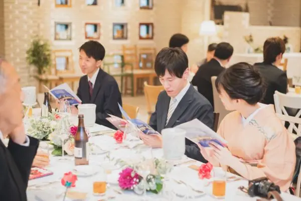 結婚式当日、ペーパーアイテムを楽しむゲスト