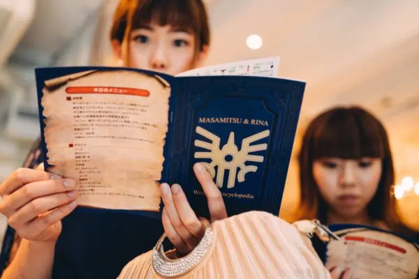 結婚式当日、冊子に注目するゲスト